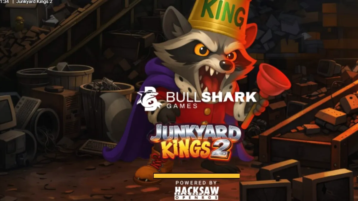 Tampilan visual slot Junkyard Kings 2 dengan tema kerajaan rakun di tempat pembuangan sampah